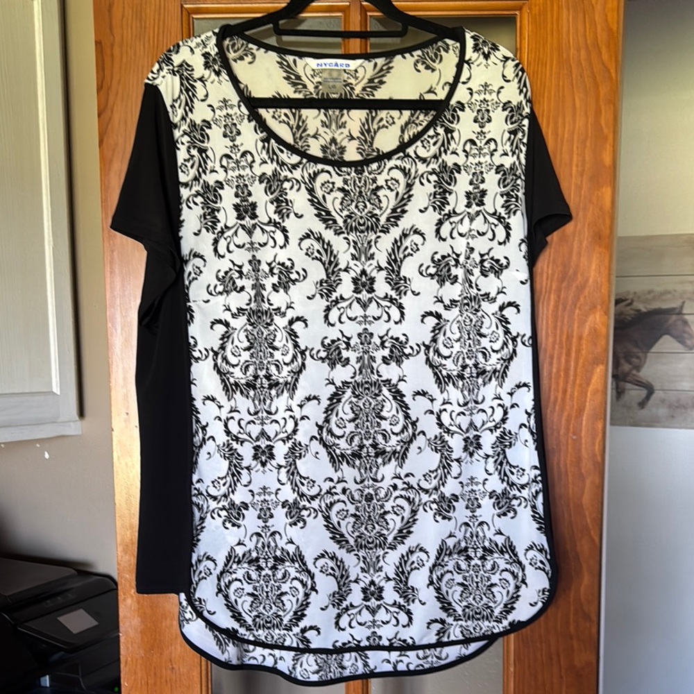 Black and White Boxy Graphic Short Sleeve Blouse